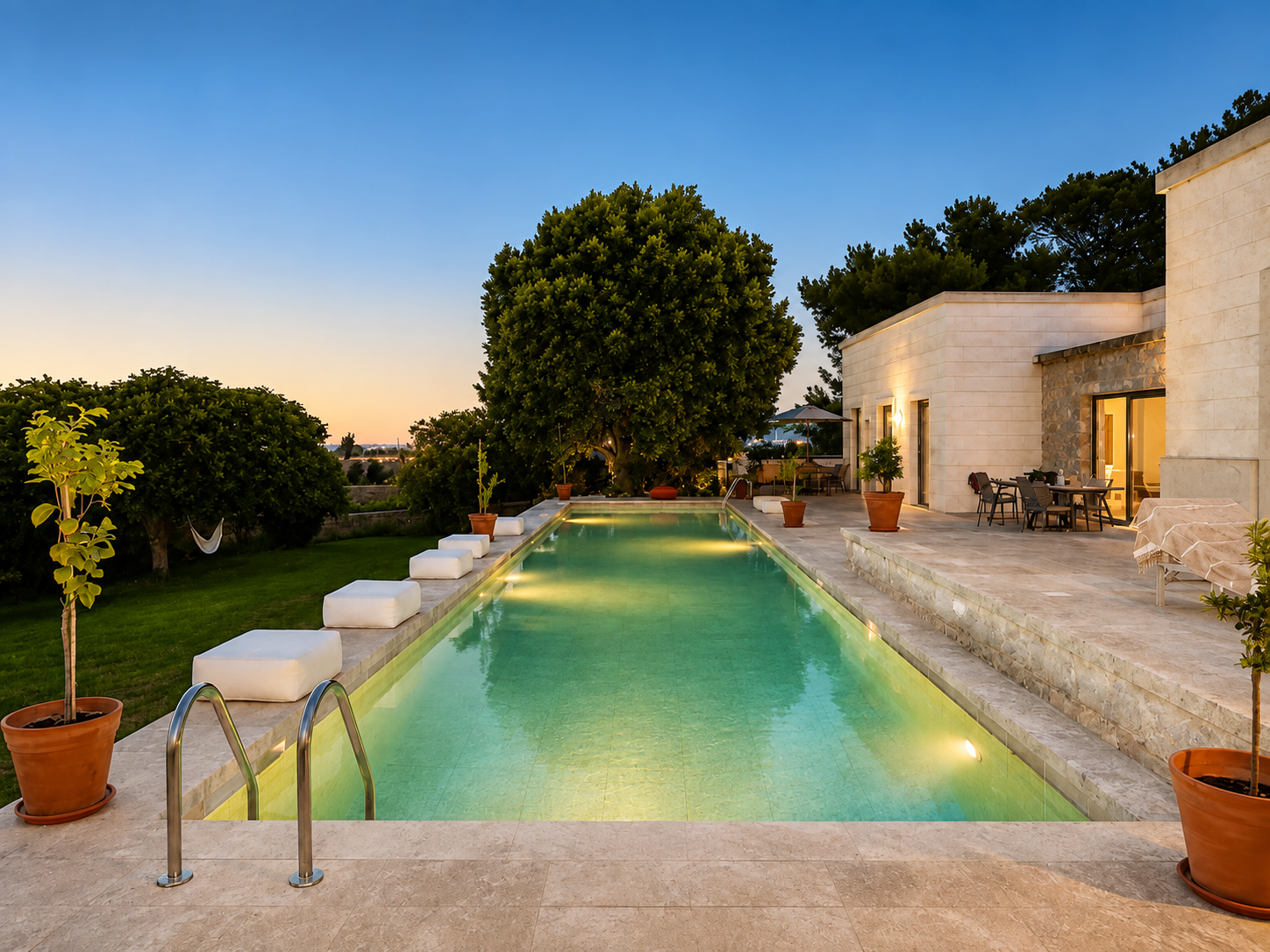 Piscina a sfioro di Masseria Baba vista dall'alto